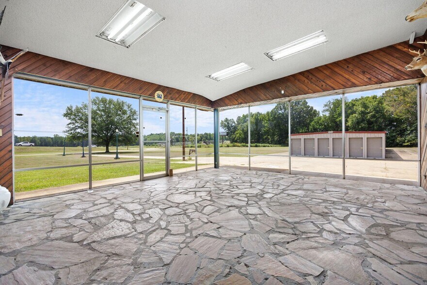 More Photos Of 504 S Harper Rd, Corinth Showroom For Sale