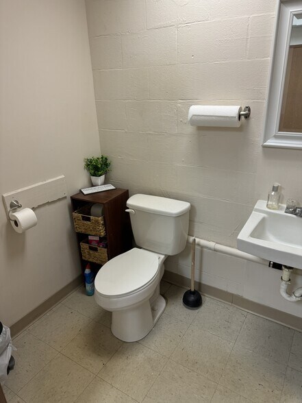 More Photos Of 304 E Jackson St, Willard Unknown For Lease