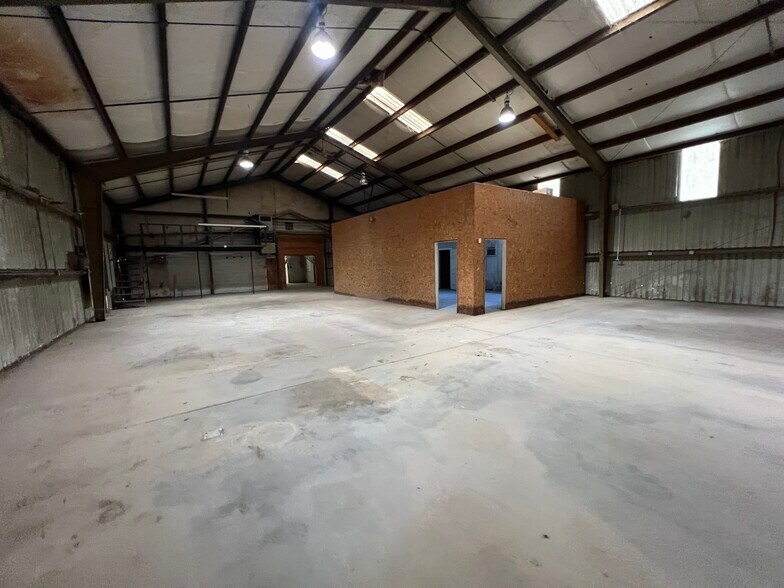 More Photos Of 869 S Lake Dr, Lexington Warehouse For Lease