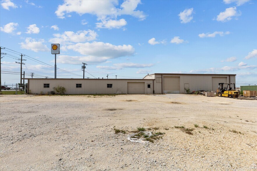 More Photos Of 2305 N Main St, Cleburne Flex For Sale