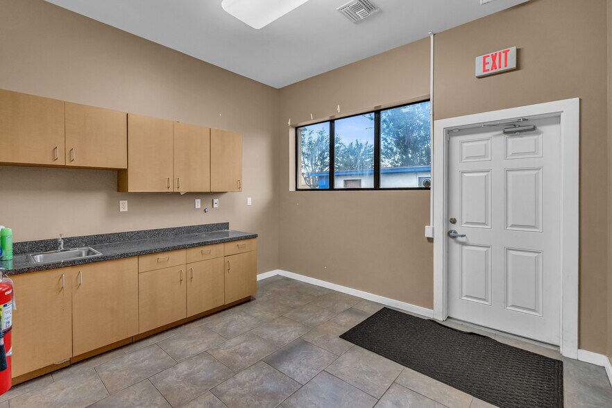 More Photos Of 6531 103rd St, Jacksonville Medical For Lease
