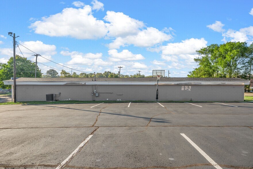 More Photos Of 124 10th St, Clarksville Flex For Sale