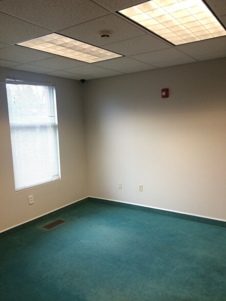 More Photos Of 8790 E Market St, Warren Medical For Sale