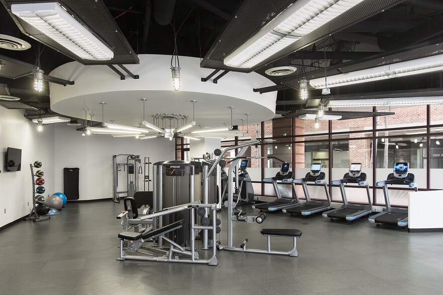 More Photos Of 225 Reinekers Ln, Alexandria Office For Lease