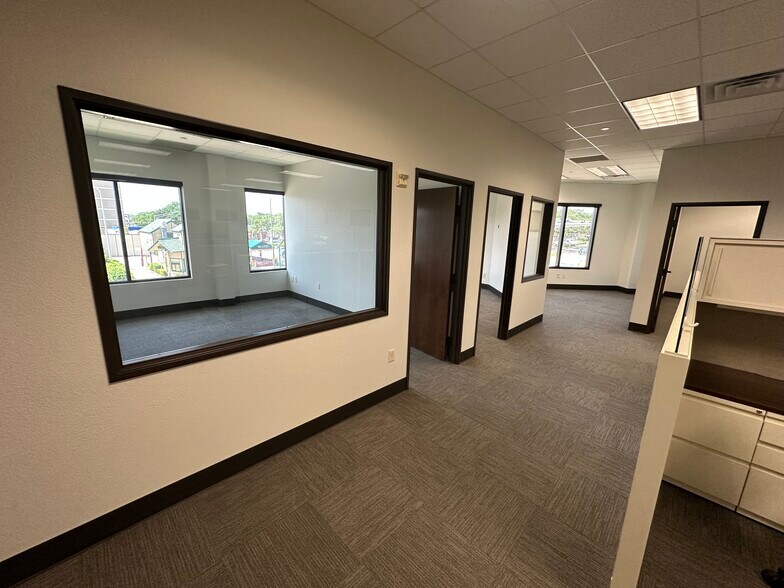 More Photos Of 400 W Oak St, Denton Office For Lease