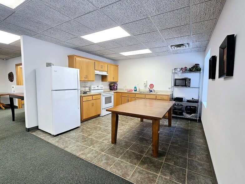 More Photos Of 5833 Pecan St, North Branch Office For Sale