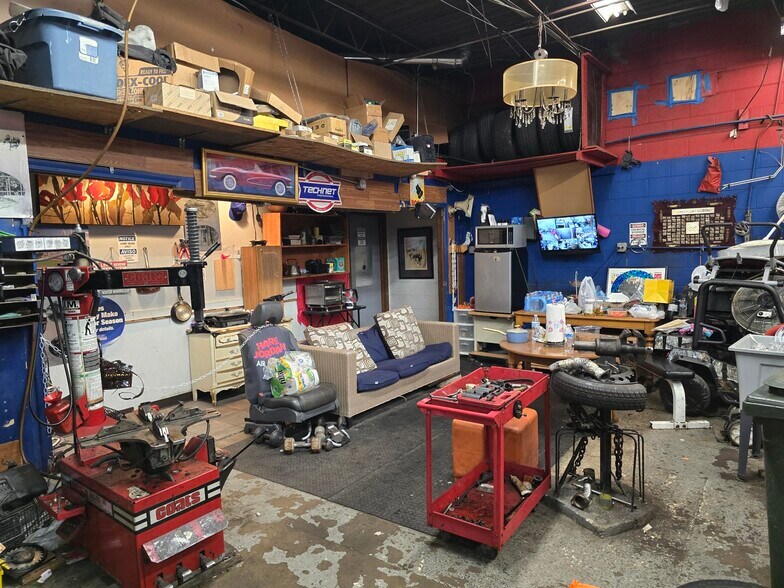 More Photos Of 1580 S Cora St, Des Plaines Warehouse For Sale