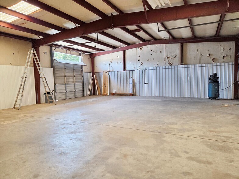 More Photos Of 33774 Highway 51, Wagoner Showroom For Lease