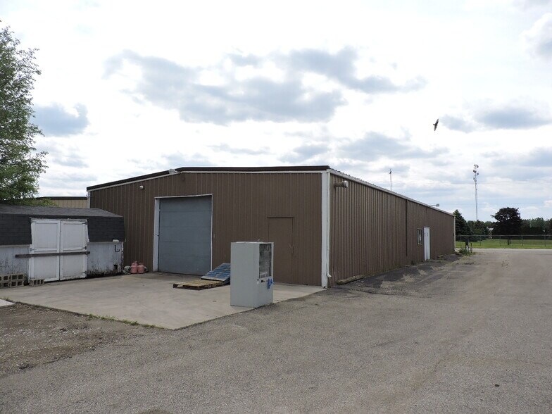 More Photos Of 1414 Armstong Rd, Warsaw Warehouse For Lease