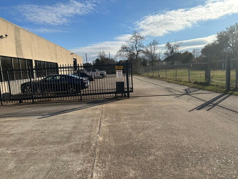 More Photos Of 6911 Breen Dr, Houston Warehouse For Lease