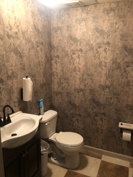 More Photos Of 3 Mize Rd, Toccoa Showroom For Lease