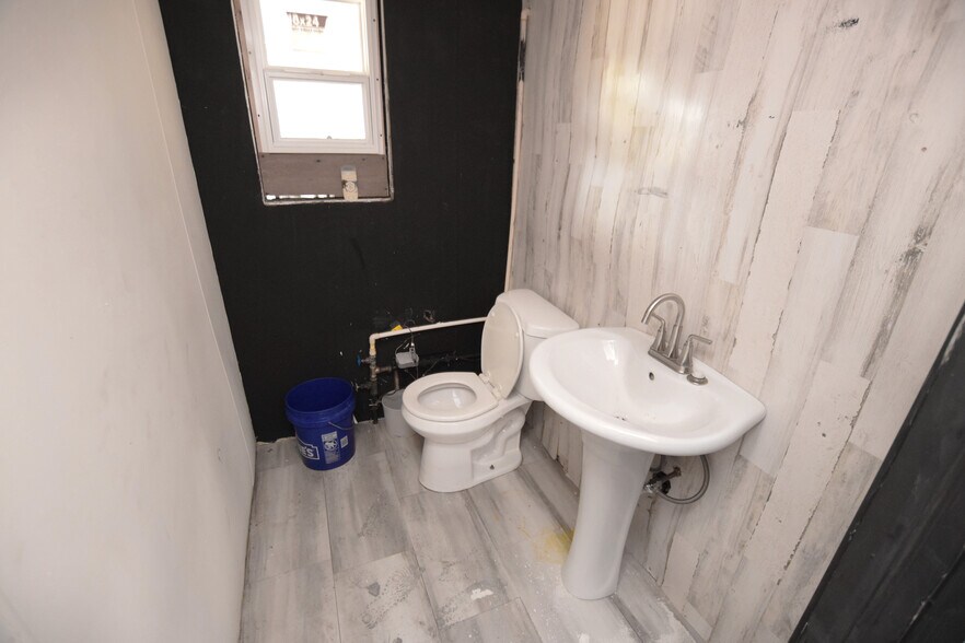 More Photos Of 713 Fenton Rd, Flint Warehouse For Sale