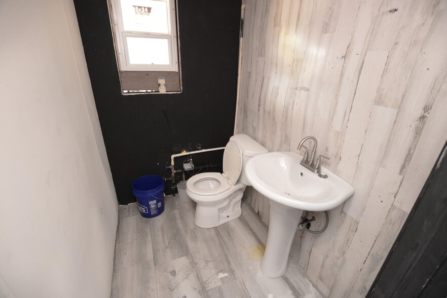 More Photos Of 713 Fenton Rd, Flint Warehouse For Sale