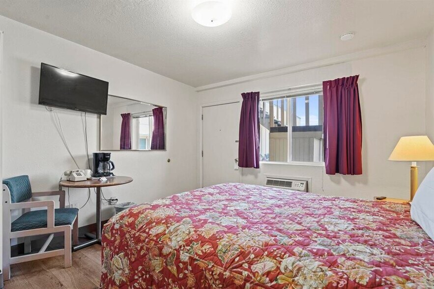 More Photos Of 924 W Highway 2, Newport Hotel For Sale