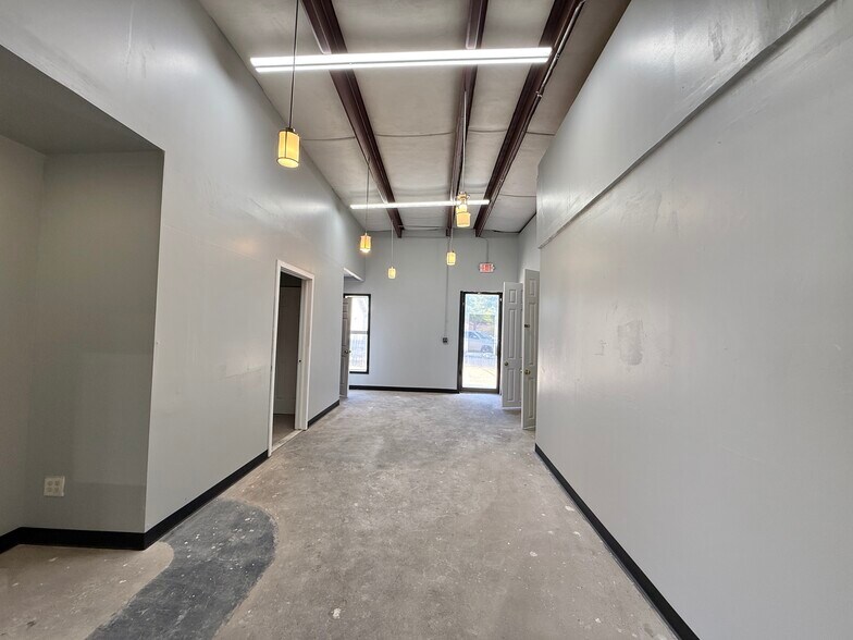 More Photos Of 2013 Blalock Rd, Houston Warehouse For Lease