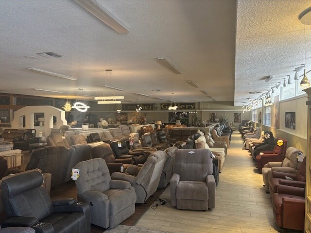 More Photos Of 620 Chester Ave, Bakersfield Showroom For Lease