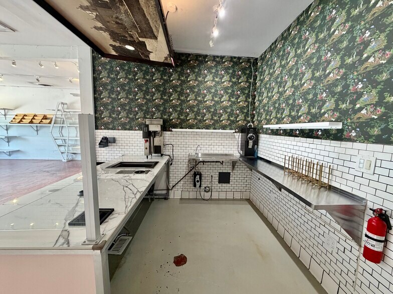 More Photos Of 816 Lincoln Blvd, Venice Storefront For Lease