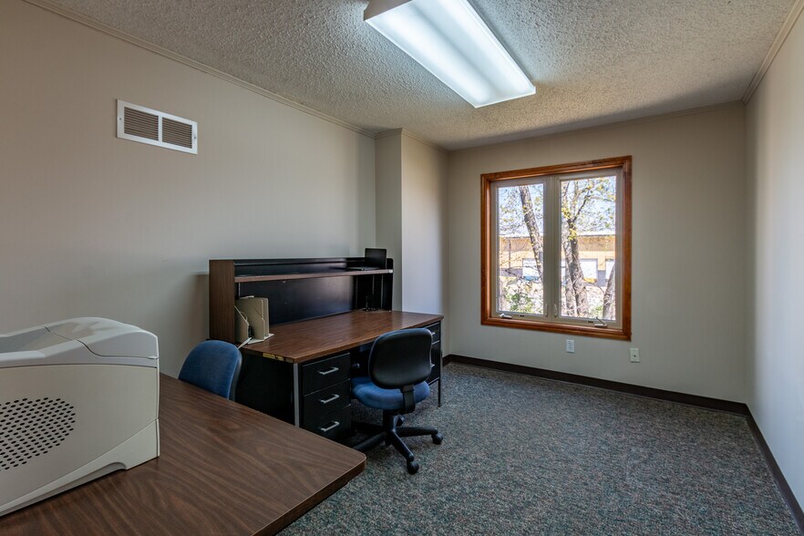 More Photos Of 2500 W 31st St, Lawrence Office For Sale