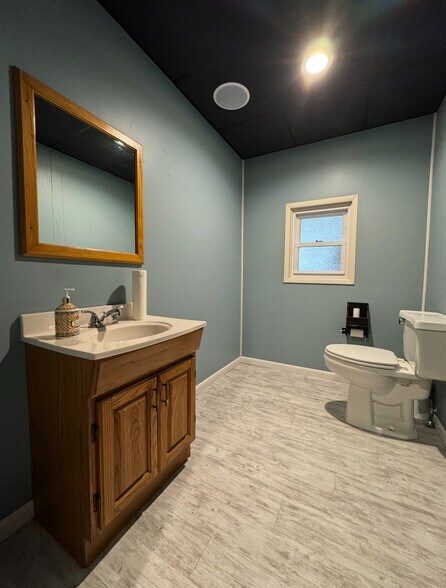 More Photos Of 11 N Meridian St, Washington Office For Sale