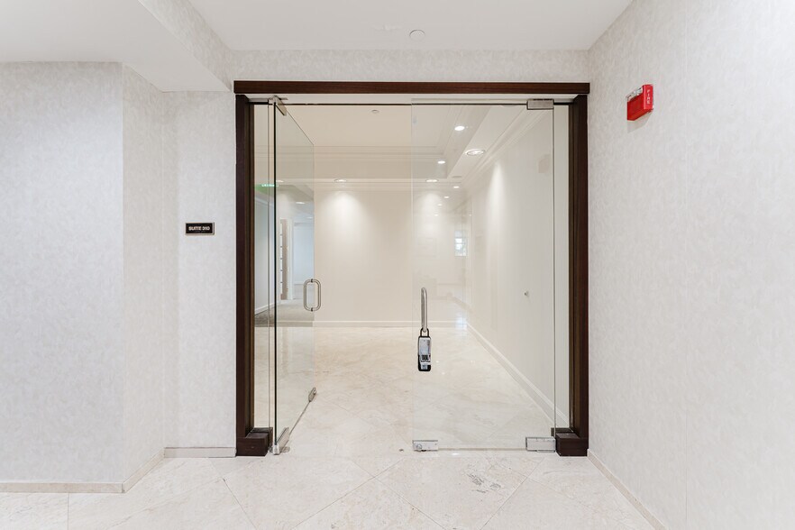 More Photos Of 420 Royal Palm Way, Palm Beach Office For Lease