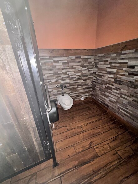 More Photos Of 112 E Cherokee Ave, Enid Manufacturing For Lease