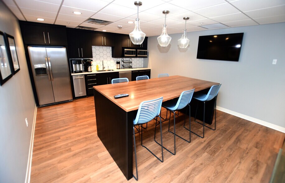 More Photos Of 250 W Main St, Lexington Office For Lease