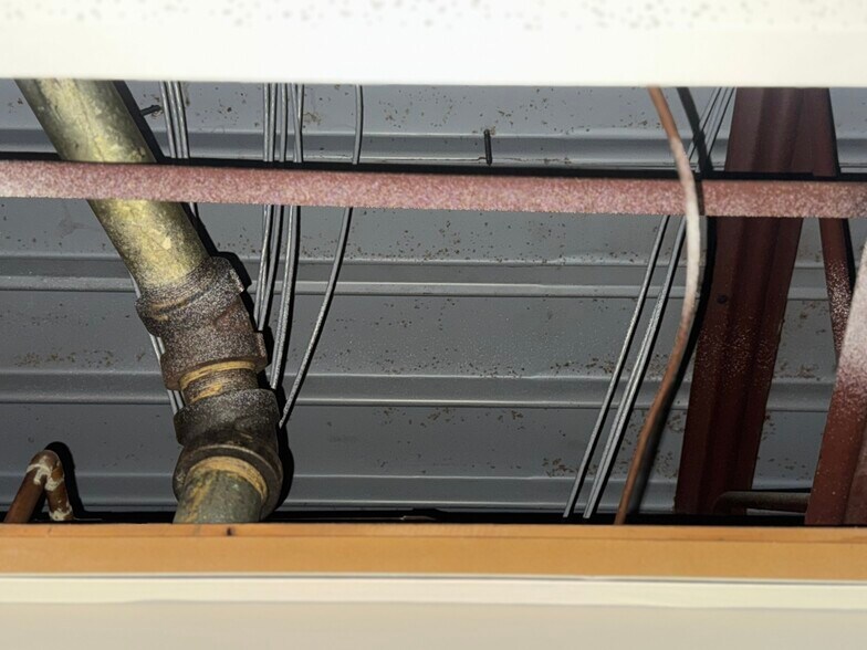 More Photos Of 3911 N Oak Tfwy, Kansas City Office For Sale