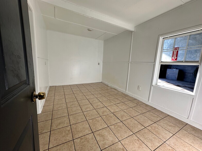 More Photos Of 10126 Jensen Dr, Houston Freestanding For Lease