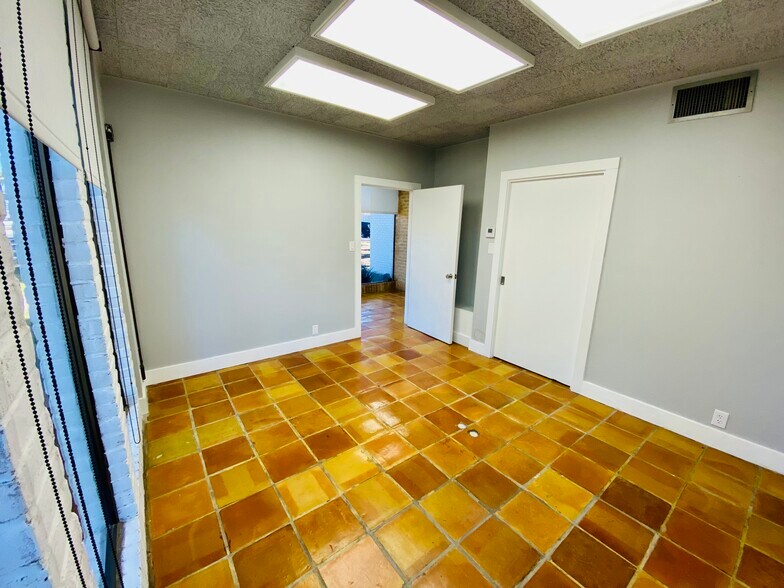 More Photos Of 1176 Business 35, New Braunfels Office For Sale