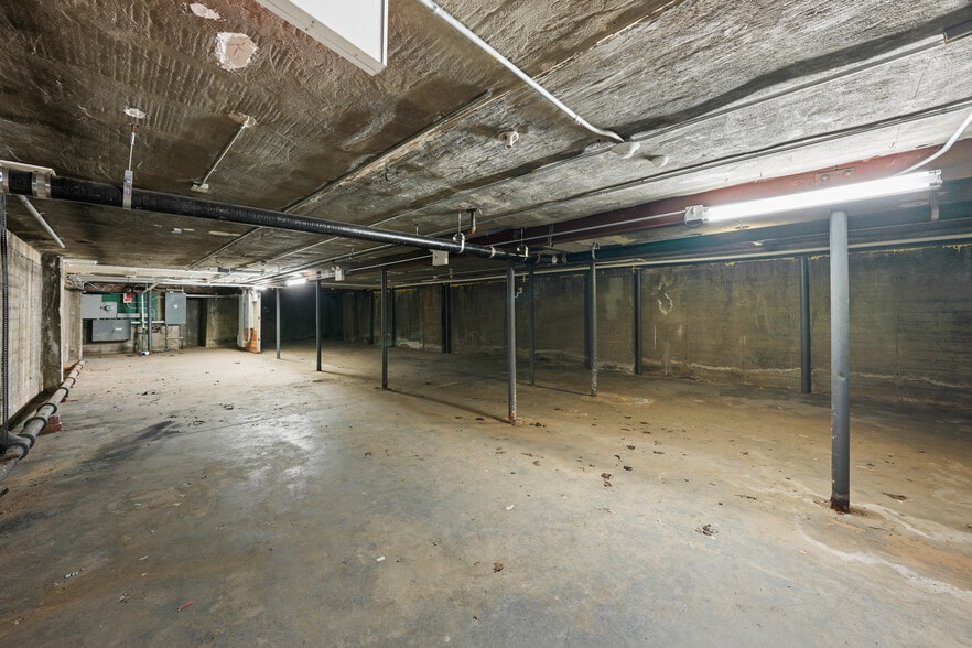 More Photos Of 7809 Metropolitan Ave, Middle Village Bank For Lease