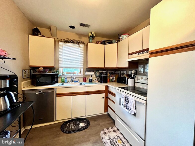 More Photos Of 10 Shady ln, Rockledge Flex For Sale