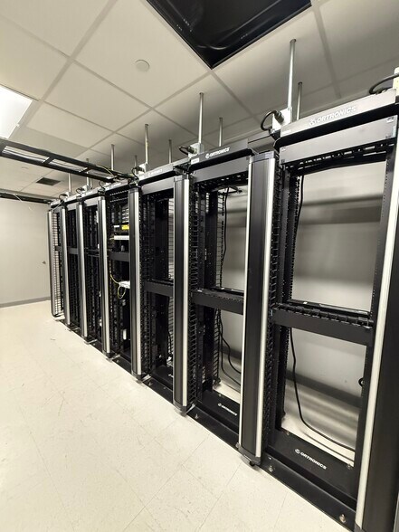 More Photos Of 730 Holiday Dr, Pittsburgh Office For Lease