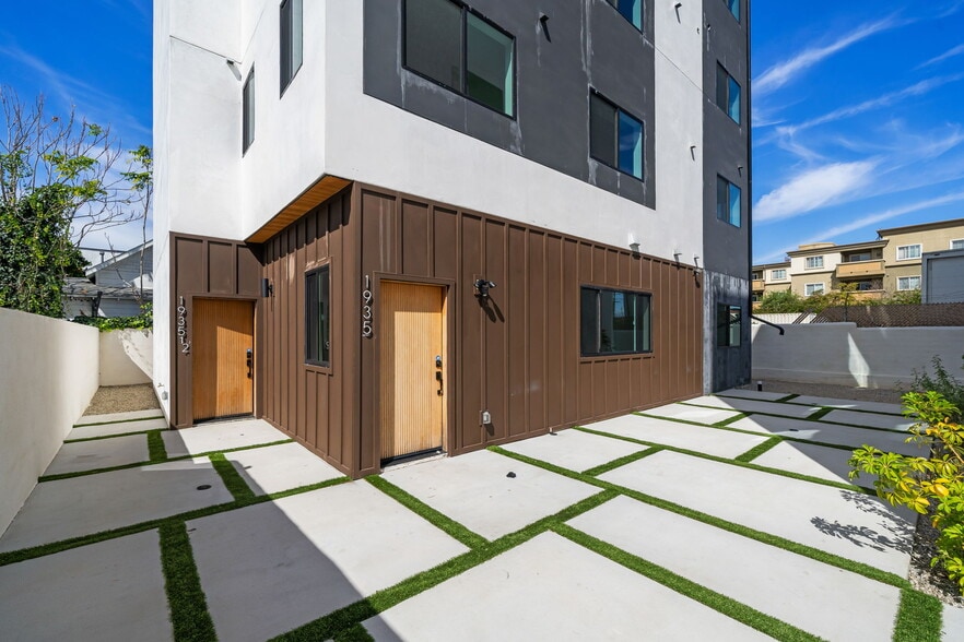 More Photos Of 1933 Magnolia Ave, Los Angeles Apartments For Sale