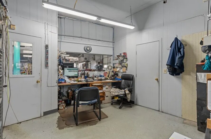 More Photos Of 2300 Hoffman Dr, Effingham Auto Repair For Sale