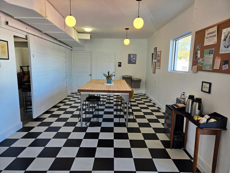 More Photos Of 1401 49th St S, Gulfport Storefront For Lease