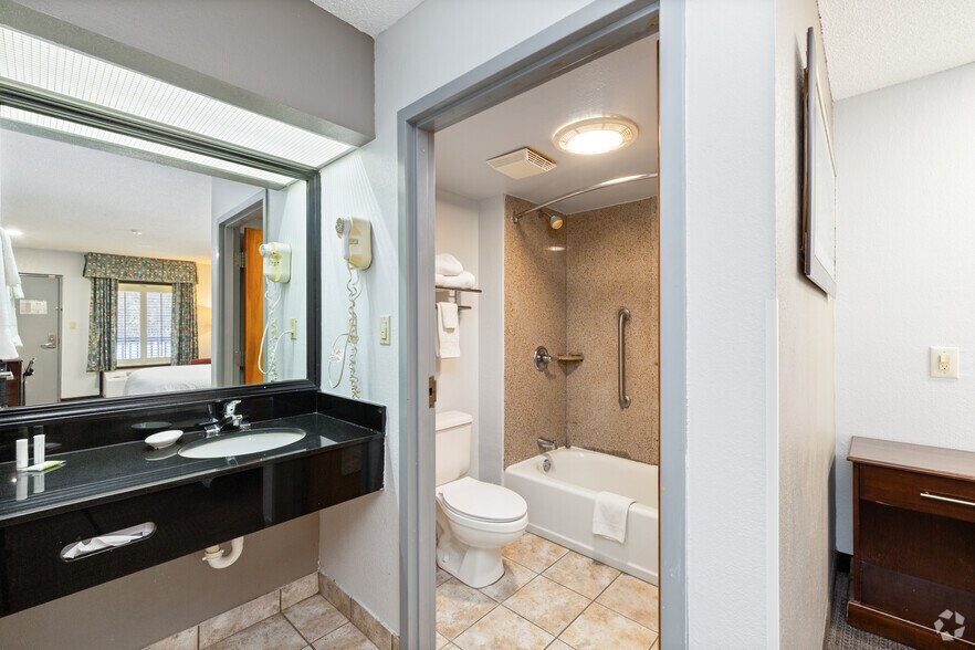 More Photos Of 480 E Miracle Strip Pky, Mary Esther Hotel For Sale