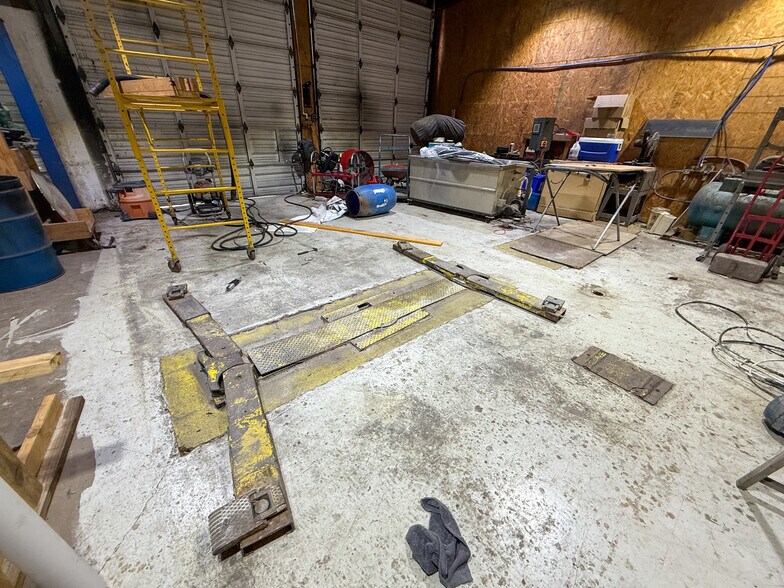 More Photos Of 2105 N Main St, Vidor Warehouse For Sale