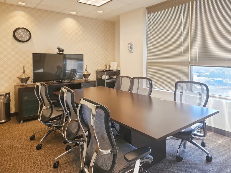 More Photos Of 320 W Lanier Ave, Fayetteville Office For Lease