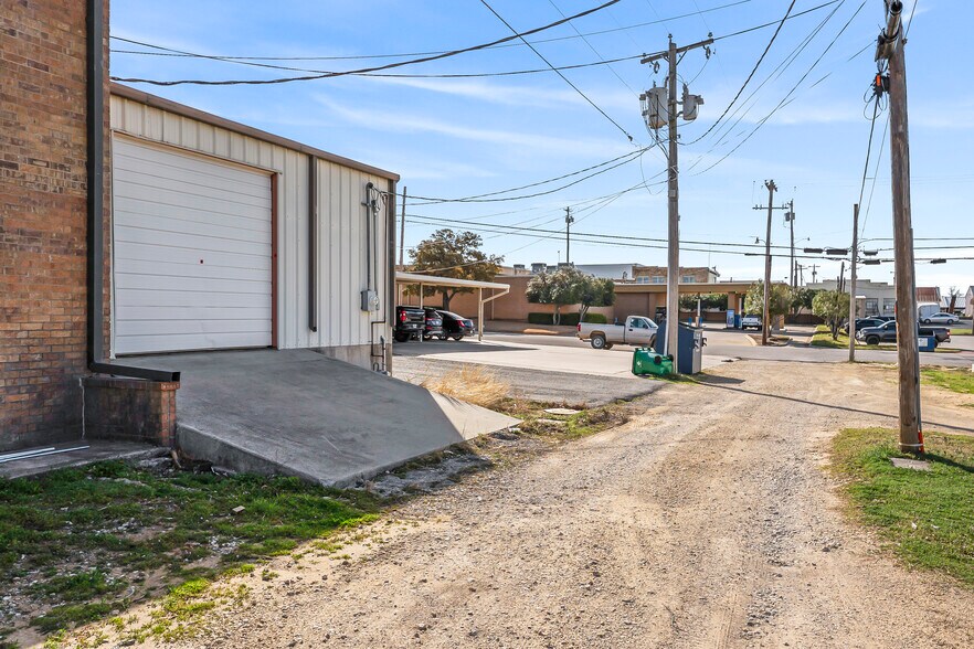 More Photos Of 207 Clay St, Nocona Storefront For Lease