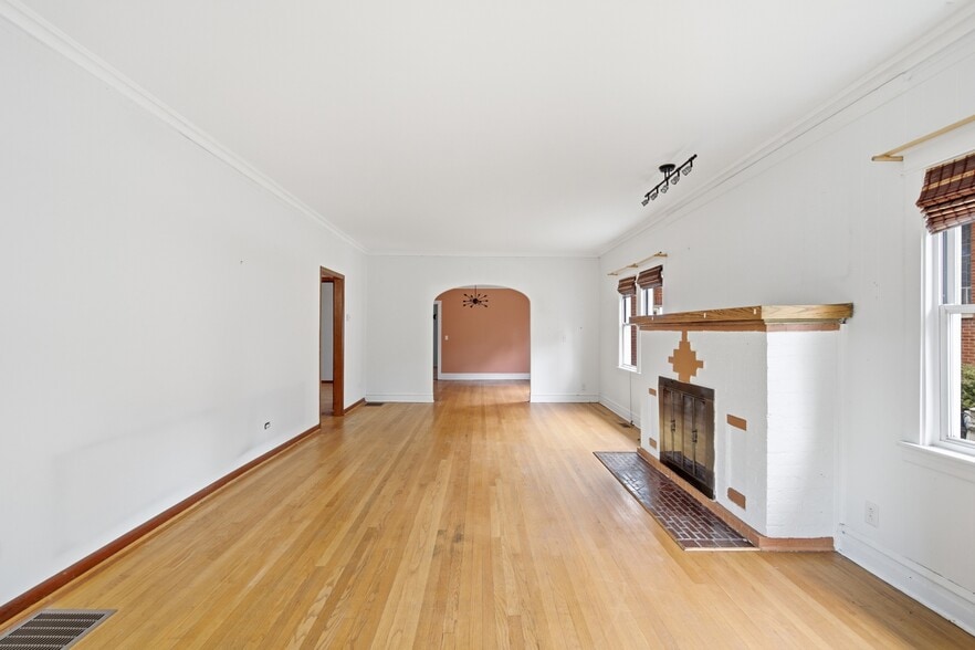 More Photos Of 6240 N Avondale Ave, Chicago Specialty For Sale