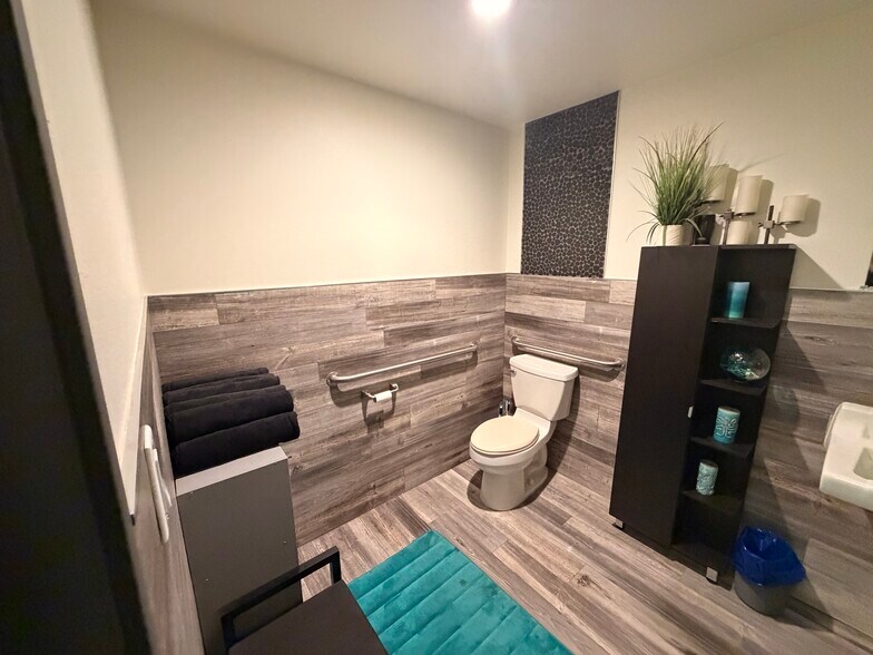 More Photos Of 22900-22924 Los Alisos Blvd, Mission Viejo Unknown For Lease