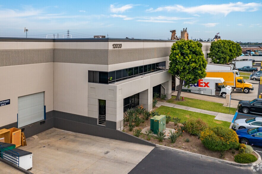 More Photos Of 12020 Woodruff Ave, Downey Warehouse For Lease
