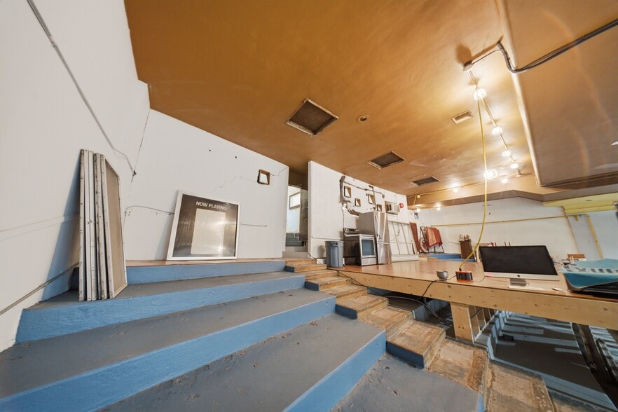 More Photos Of 195 Ottawa St N, Hamilton Storefront For Sale