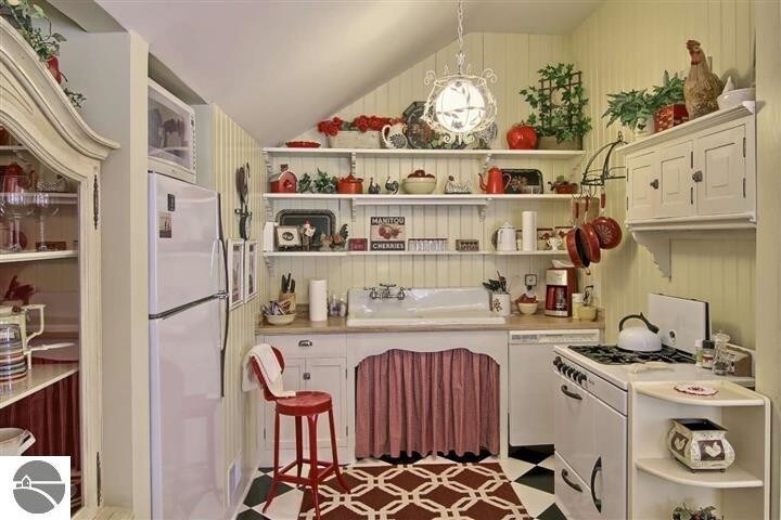 More Photos Of 230 Wellington St, Traverse City Hospitality For Sale