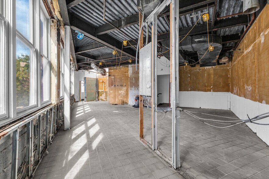 More Photos Of 137 Seventh Ave S, New York Restaurant For Lease
