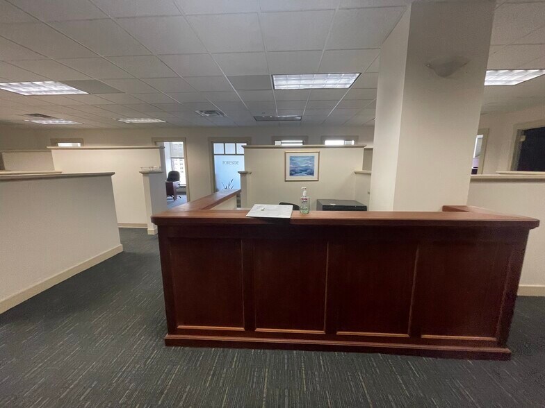More Photos Of 190 Middle Rd, Portland Office For Lease