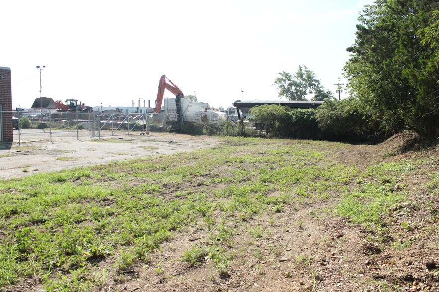 More Photos Of 172 Cabot St, West Babylon Warehouse For Lease
