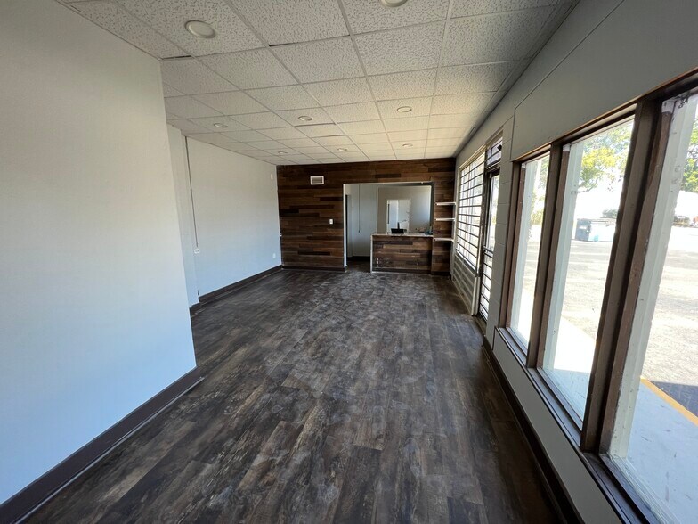 More Photos Of 8610 N Suwanee Ave, Tampa General Retail For Sale