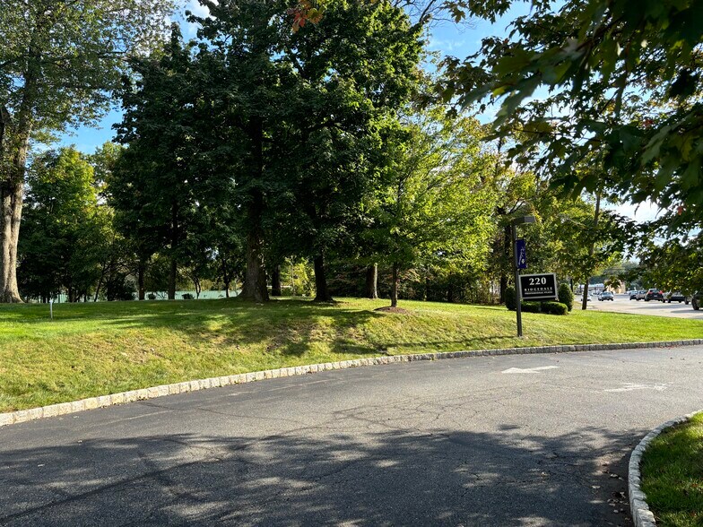 More Photos Of 220 Ridgedale Ave, Florham Park Office For Sale