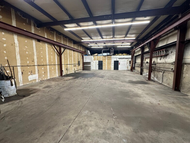 More Photos Of 21 Overlook Dr, Hamden Distribution For Lease